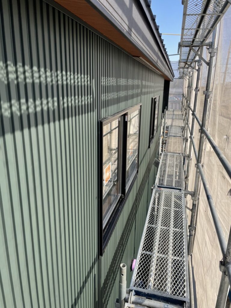 新築外壁工事(窯業系サイディング・成型角波板金・施工)